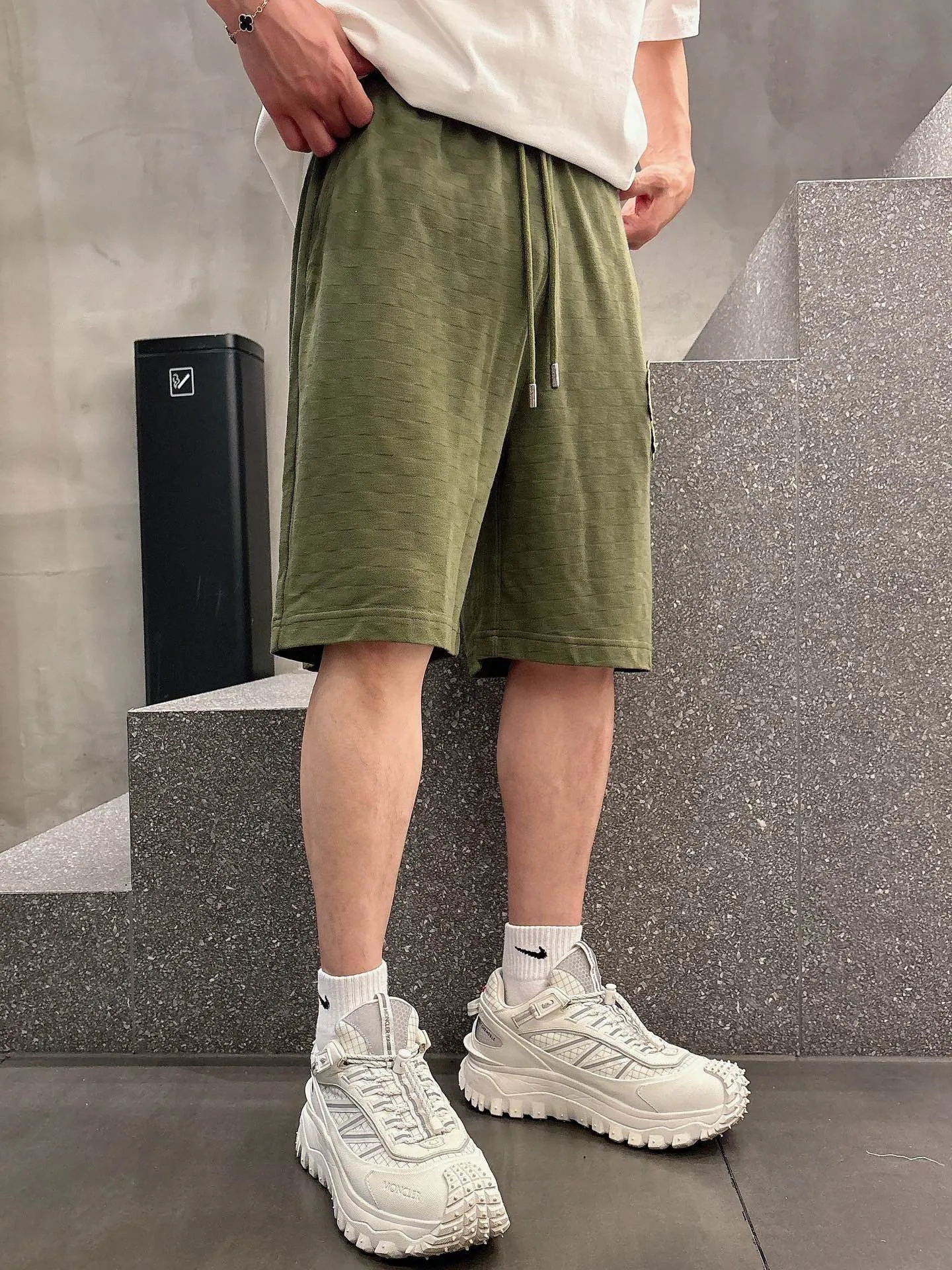 Louis Vuitton/Louis Vuitton embroidered badge checkerboard shorts